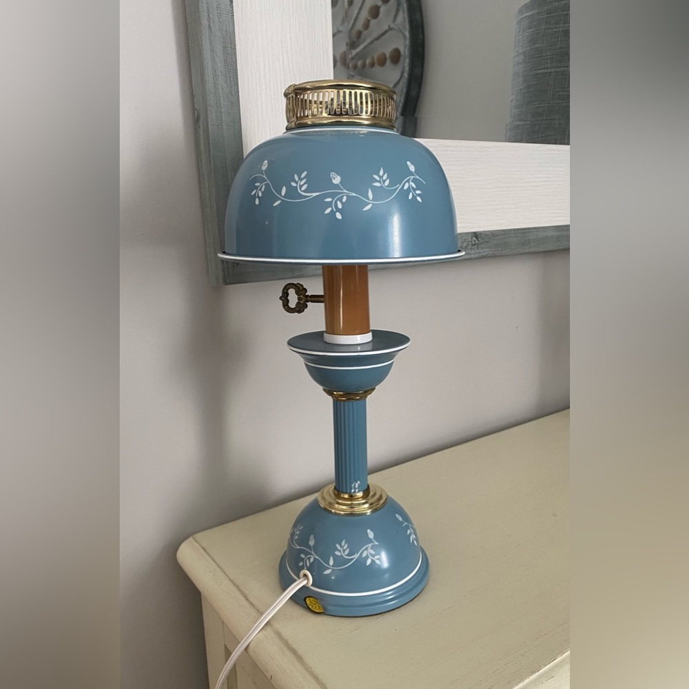Underwriters Laboratories, small vintage hurricane style lamp.